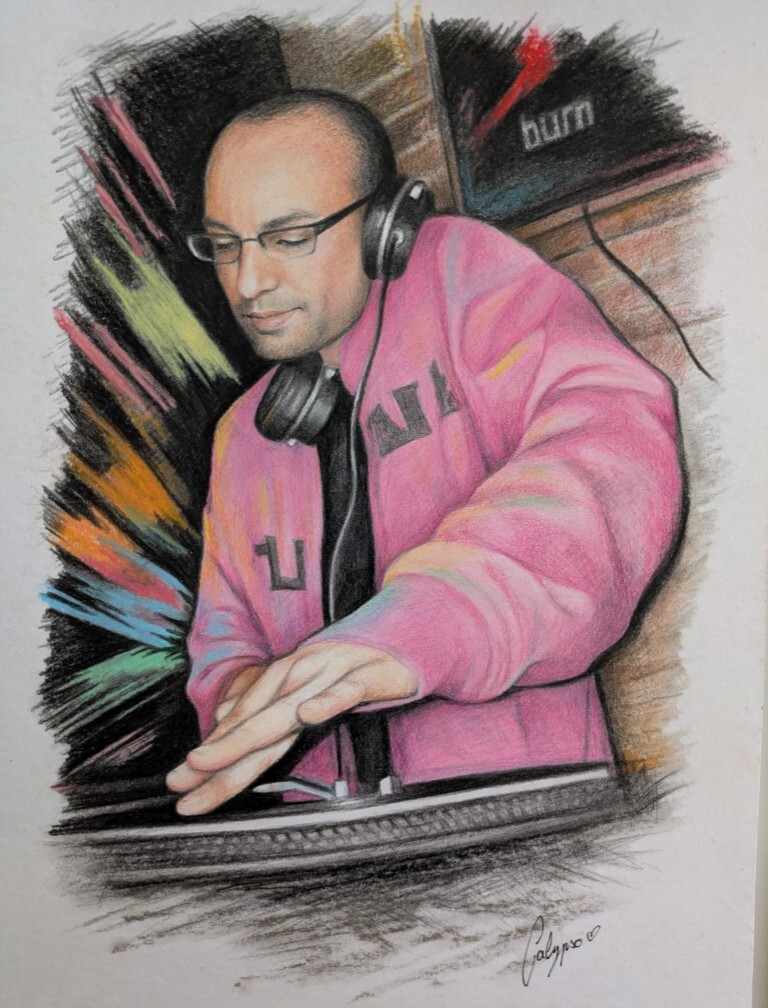 Portrait dessiné de Malik Boudari aux platines, veste rose, signé Calypso