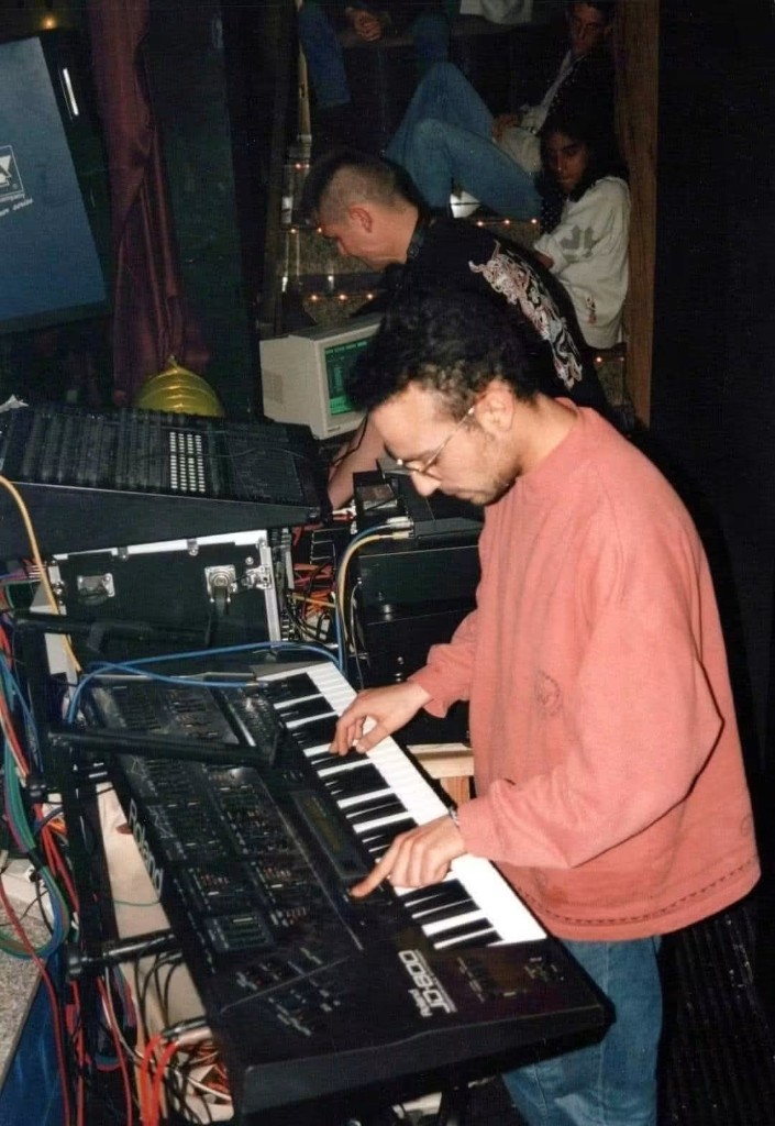 Malik Boudari au clavier lors d’un live d’archive