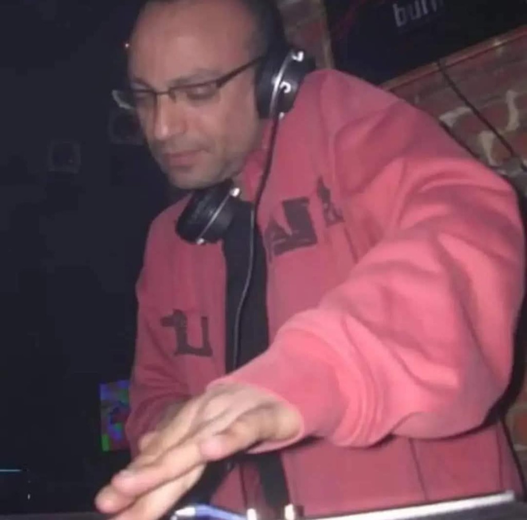 Malik Boudari aux platines, veste rouge
