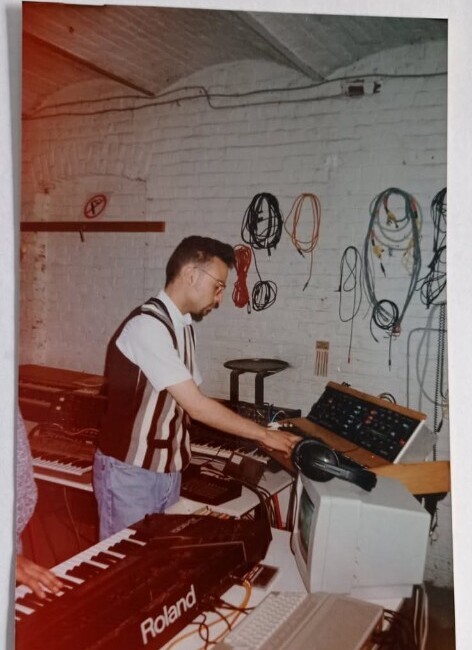 Malik Boudari dans un studio underground, 1993